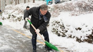 5.사진(영광군, 새해 맞이, 영광군 직원들과 함께 눈 치우기 나서)2 (2).jpg
