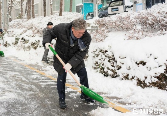 5.사진(영광군, 새해 맞이, 영광군 직원들과 함께 눈 치우기 나서)2 (2).jpg