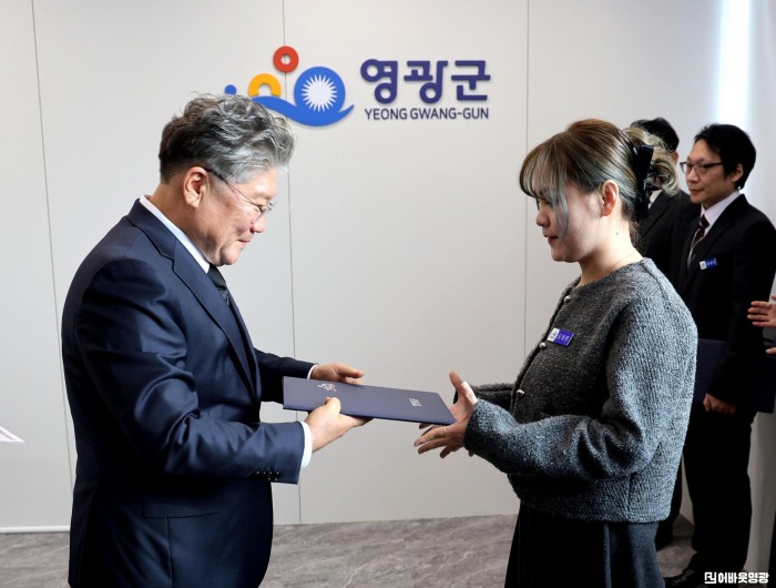 6.사진(신규 공무원 임용장 교부) (1).JPG