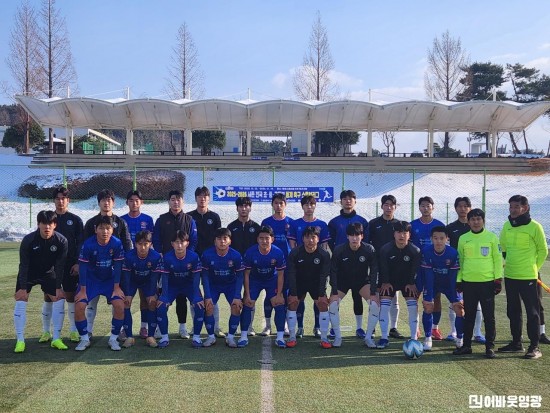 6.사진(동계 스토브리그 개최로 지역경제 활성화 기대_축구기념촬영.jpeg