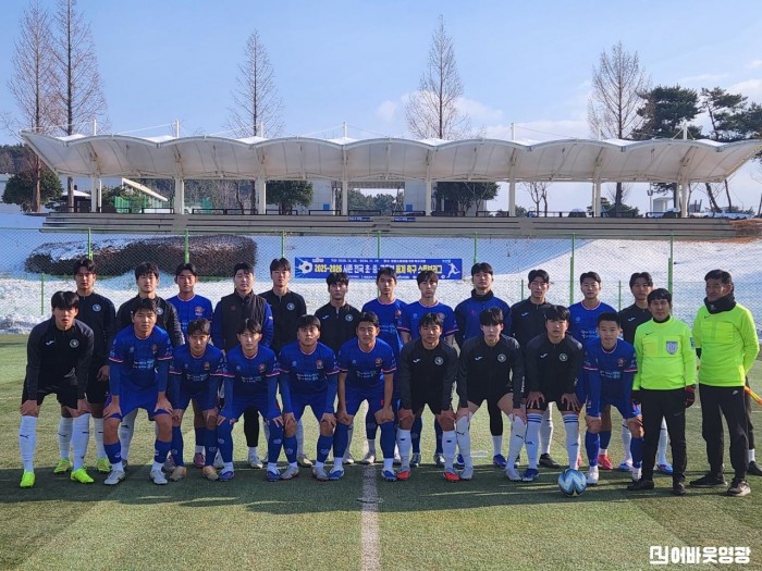 6.사진(동계 스토브리그 개최로 지역경제 활성화 기대_축구기념촬영.jpeg