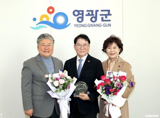 1.사진(제이아이글로벌 정인철 대표 고향사랑기부금 2천만 원 기탁)1.JPG