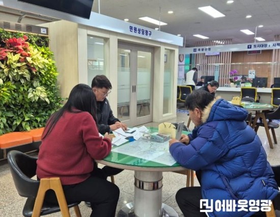 1.사진(영광군 적극행정으로 민원 만족도‘UP’… 가설건축물 연장신고 대행 서비스 지속 운영).jpg