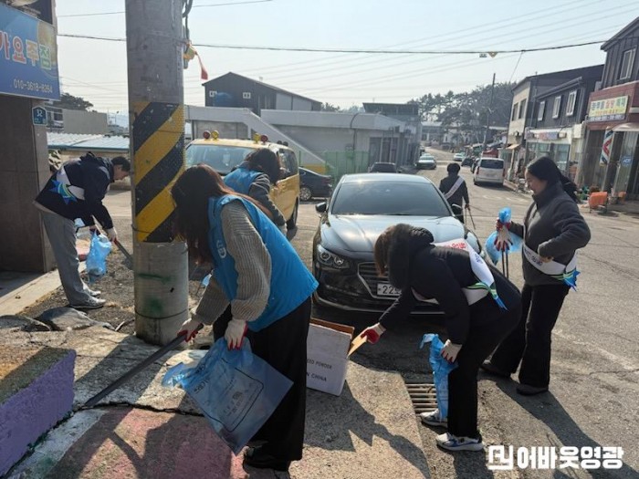 2.보도자료(홍농읍, 설명절 맞아 민관협력 환경정화활동 실시)1.jpg