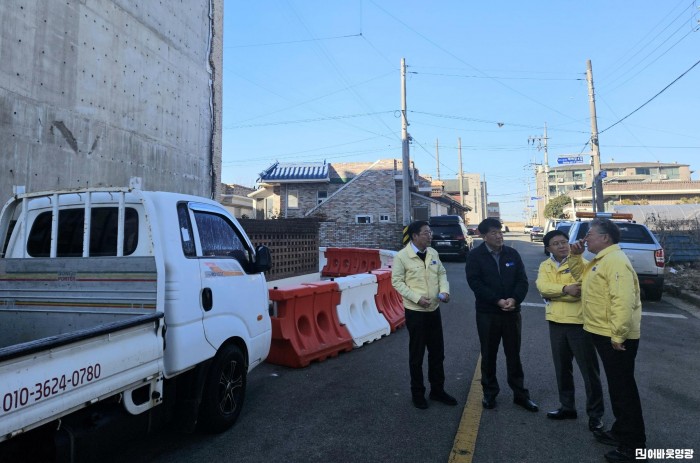 10.사진(영광군, 설 연휴 공동주택 외벽 마감재 손상에 신속 대응).jpg